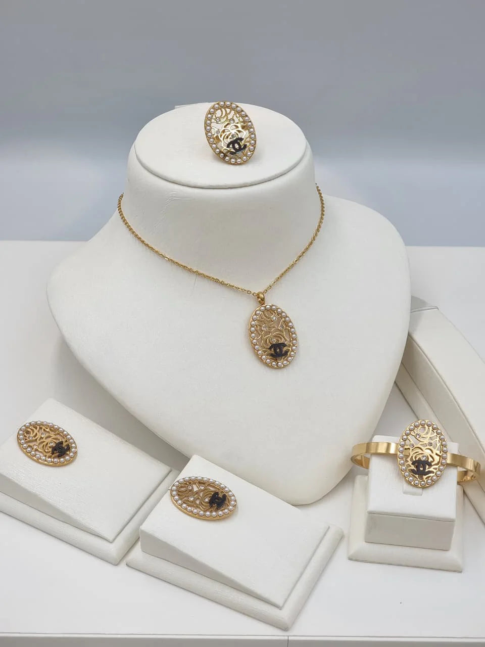 Vintage Rose Emblem Jewelry Set